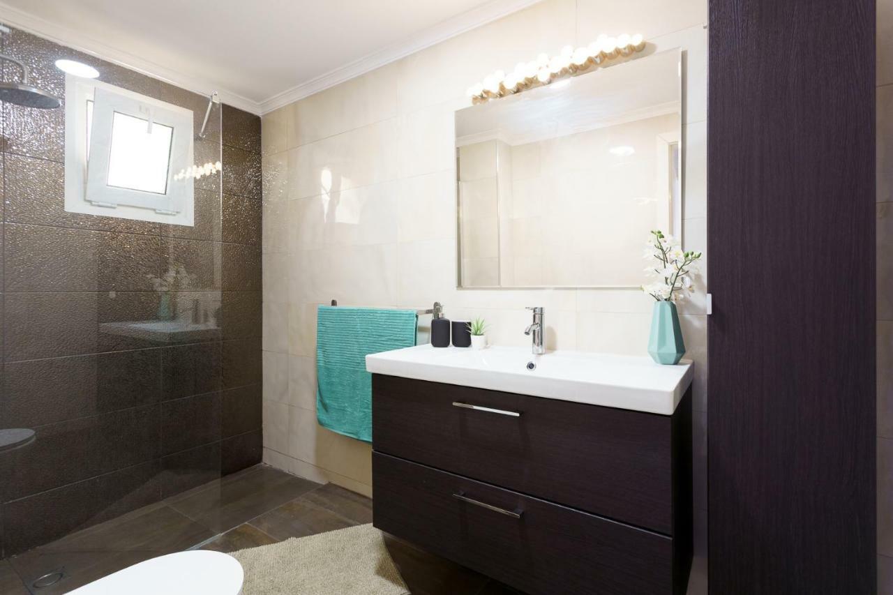 Spacious Beachfront Flat With Sea Views And Private Indoor Parking Benalmadena Bagian luar foto
